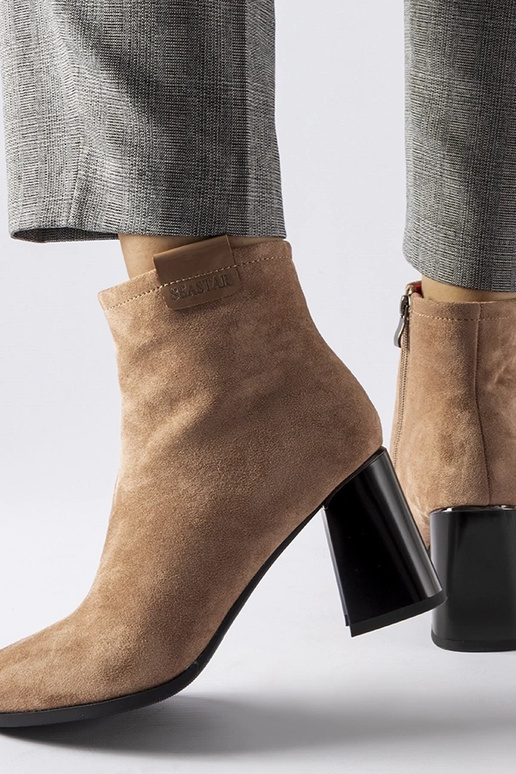 Sandfarbene elegante Stiefeletten mit...