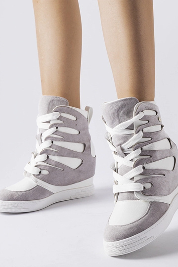 Weiß-graue Sportschuhe auf...