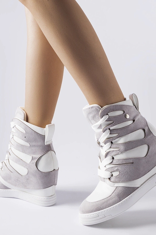 Weiß-graue Sportschuhe auf Plattform,...