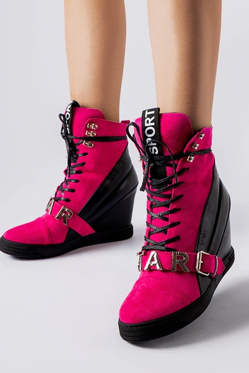 Rosa-schwarze Sportschuhe...