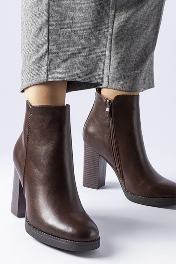 Braune Winterstiefel mit...