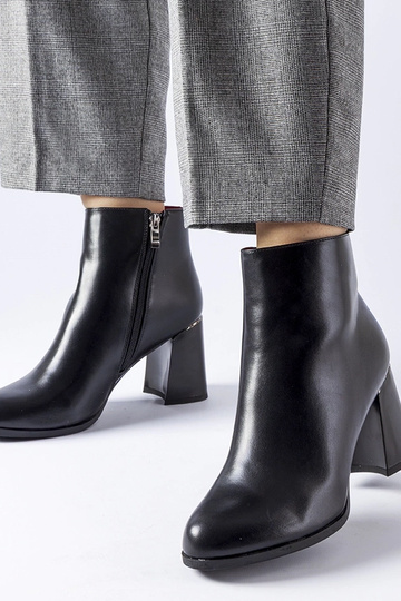 Schwarze isolierte Stiefeletten mit dekorativem Absatz Clivi