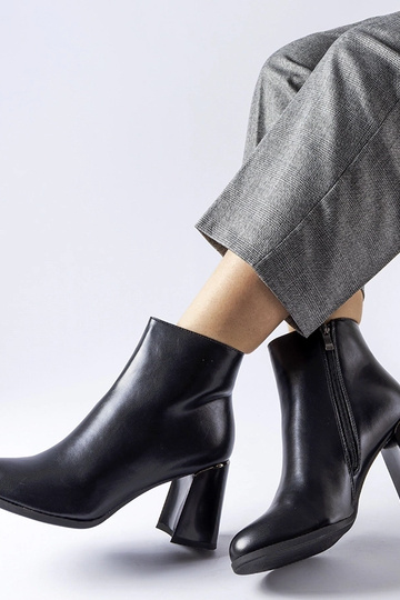Schwarze isolierte Stiefeletten mit dekorativem Absatz Clivi 2
