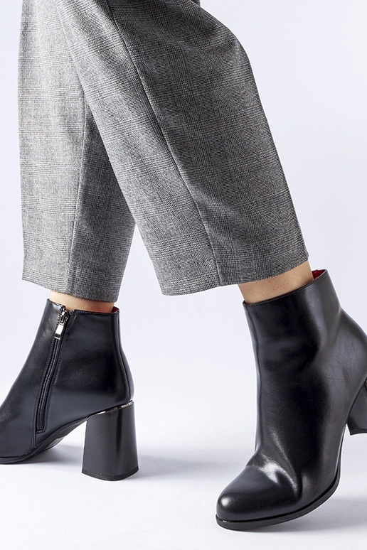 Schwarze isolierte Stiefeletten mit...