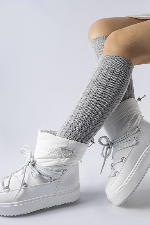 Weiße isolierte Schneestiefel mit...