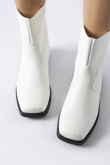 Weiße isolierte Stiefeletten mit quadratischer Spitze Bel 2