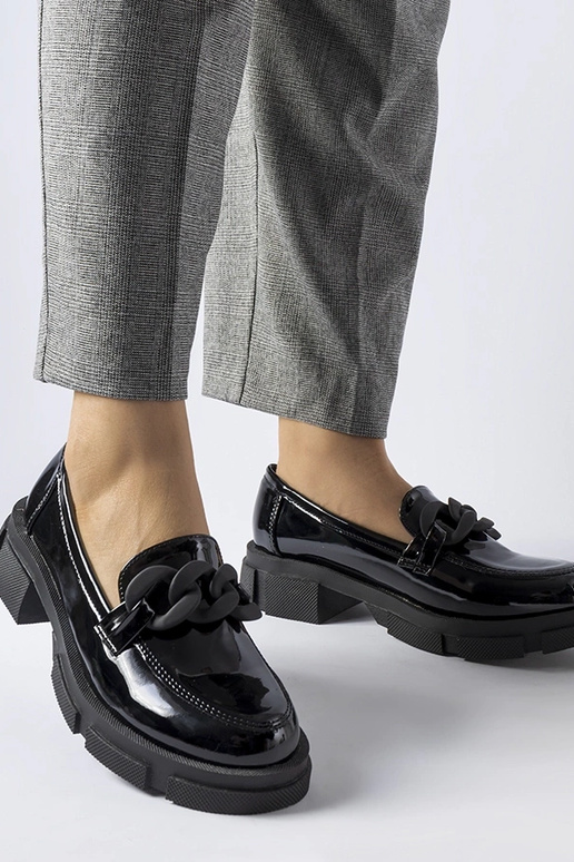 schwarze lackierte Mokassins mit... schwarze lackierte Mokassins mit...