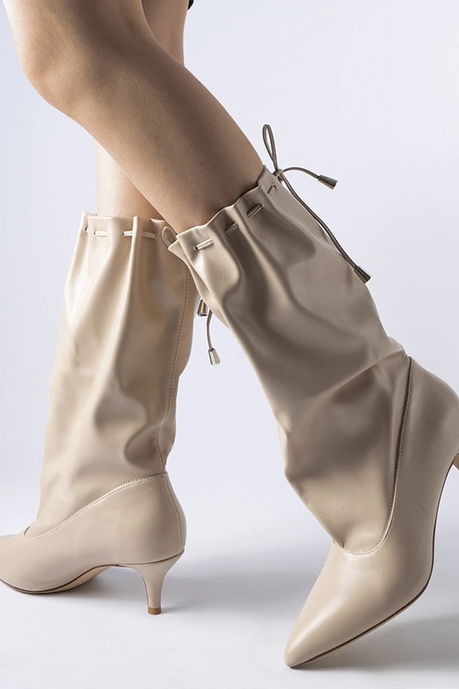 Beige Stiefel mit niedrigem Absatz...