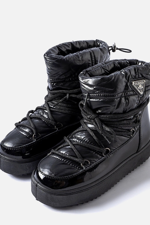 Schwarze lackierte Schneestiefel mit... Schwarze lackierte Schneestiefel mit...