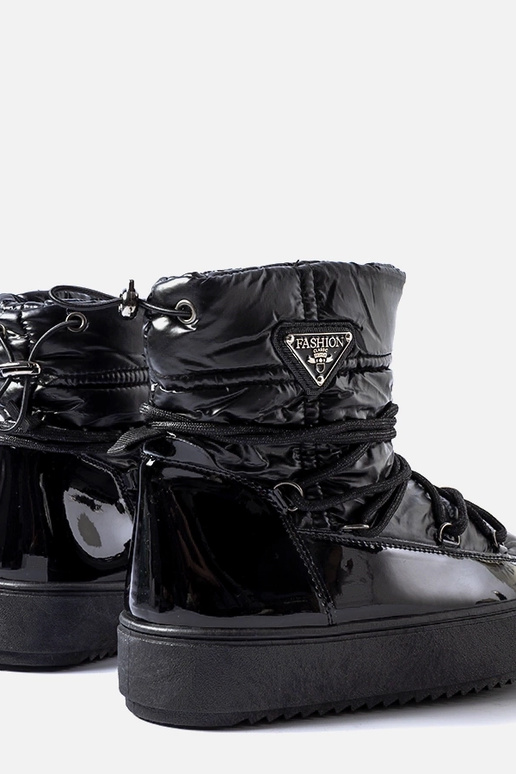 Schwarze lackierte Schneestiefel mit... Schwarze lackierte Schneestiefel mit...
