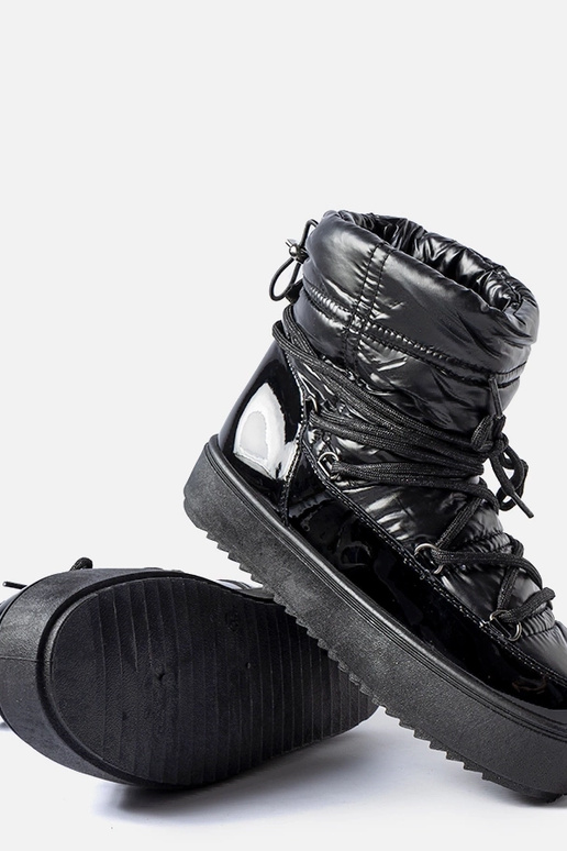 Schwarze lackierte Schneestiefel mit... Schwarze lackierte Schneestiefel mit...