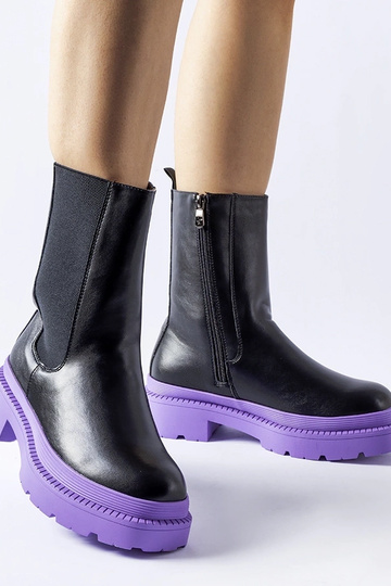 Schwarze Stiefeletten auf...