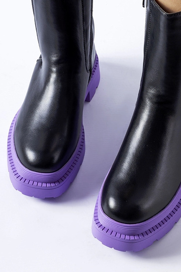 Schwarze Stiefeletten auf... 2