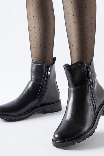 Nereo schwarze Stiefeletten mit dekorativem blauen Faden