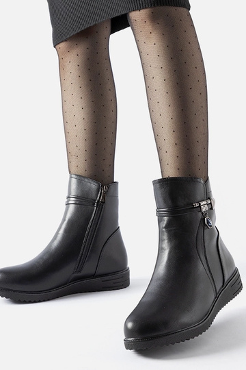 Nola schwarze gefütterte Stiefeletten mit dekorativem Anhänger