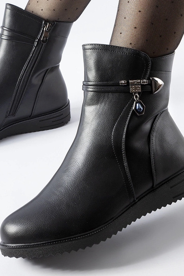 Nola schwarze gefütterte Stiefeletten mit dekorativem Anhänger 2