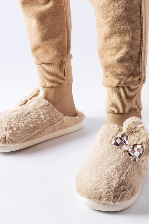 Beige isolierte Damen-Hausschuhe mit...