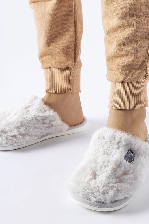 Graue warme Hausschuhe mit Alessio-Patch