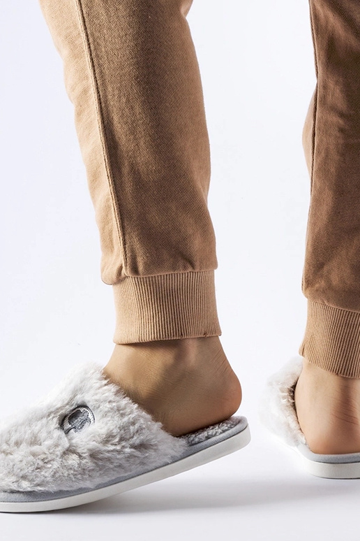 Graue warme Hausschuhe mit Alessio-Patch