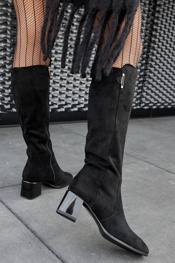 Schwarze Stiefel auf...