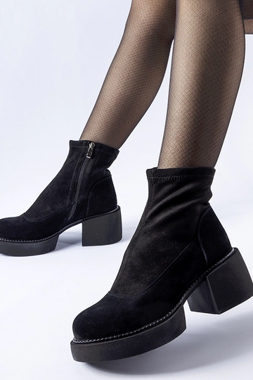 Schwarze isolierte Stiefeletten auf einem massiven Block, Naturleder, Maria