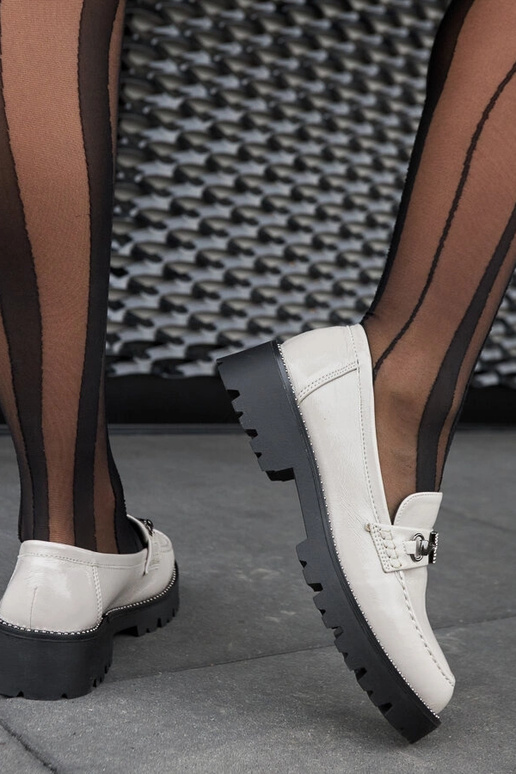 Graue lackierte Mokassins mit... Graue lackierte Mokassins mit...