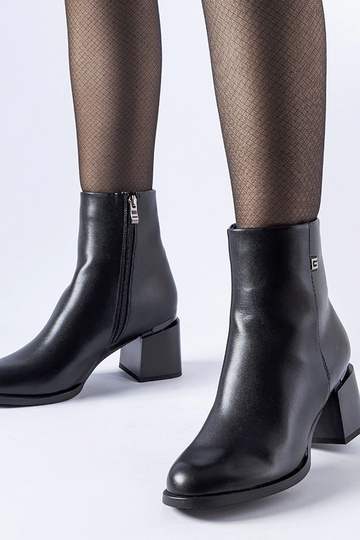 Schwarze isolierte Stiefeletten mit Blockabsatz von Fleurette