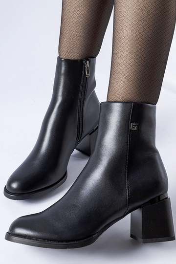 Schwarze isolierte Stiefeletten mit Blockabsatz von Fleurette 2