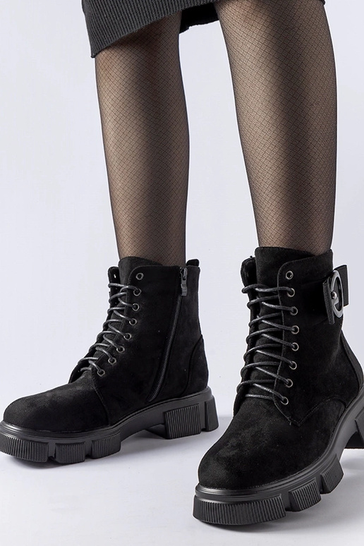 Schwarze isolierte Cusiano-Stiefel