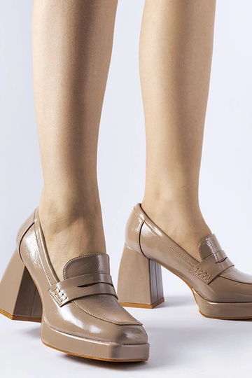 Beige Lackpumps mit Blockabsatz West