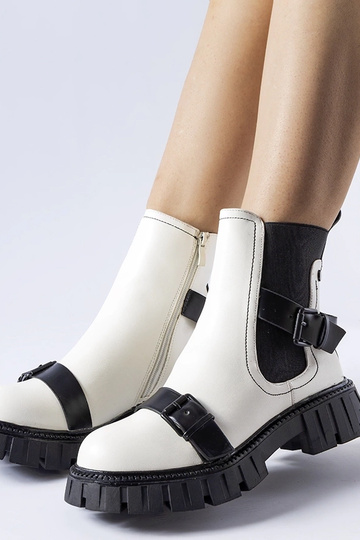 Weiße Stiefeletten mit...