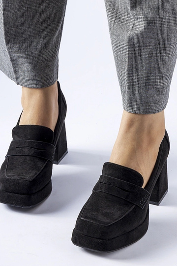 Schwarze Pumps mit hohem... 2