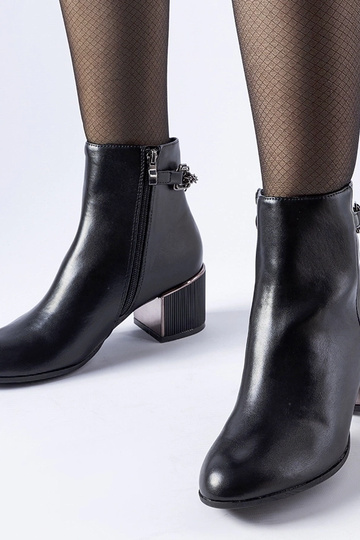 Schwarze Stiefeletten... 2