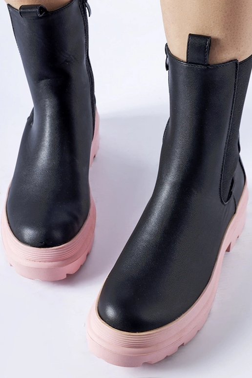Schwarze Stiefeletten mit rosa Sohle...
