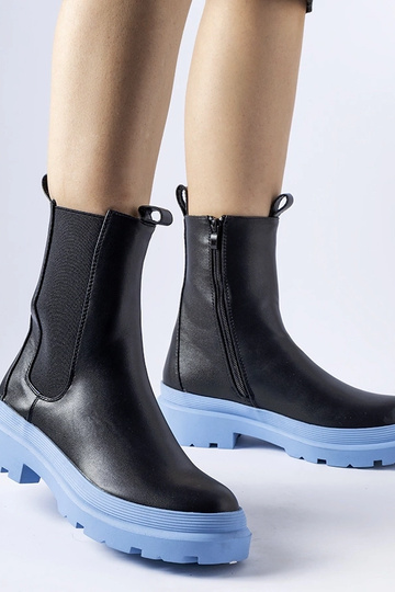 Schwarze Schuhe mit blauer...