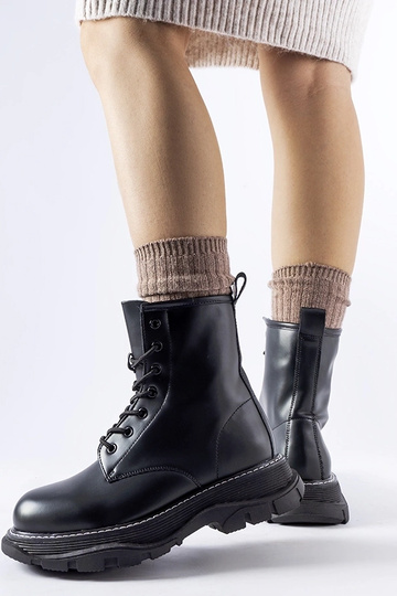 Schwarze Arbeiterschuhe auf...