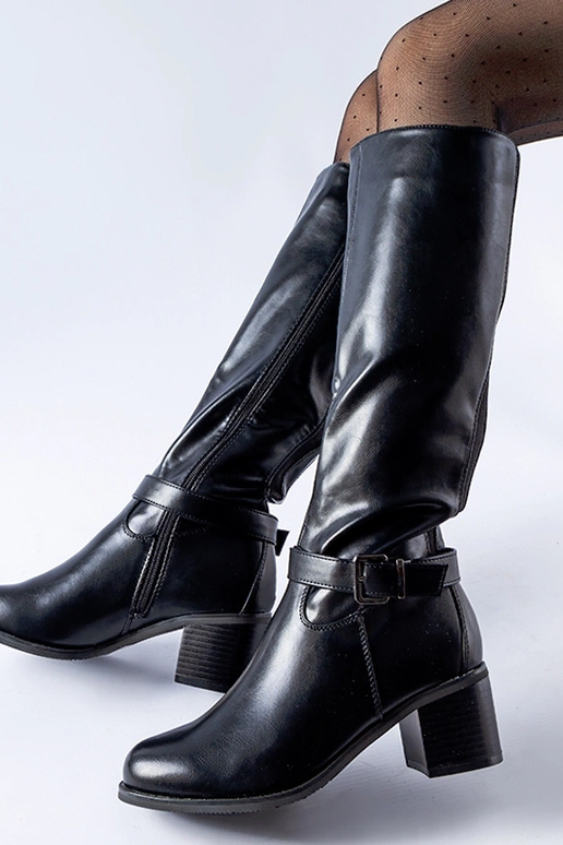 Schwarze Stiefel mit dekorativer...