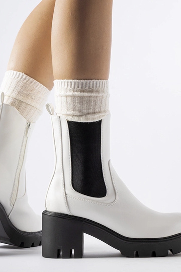 Weiße isolierte Stiefel auf... 2