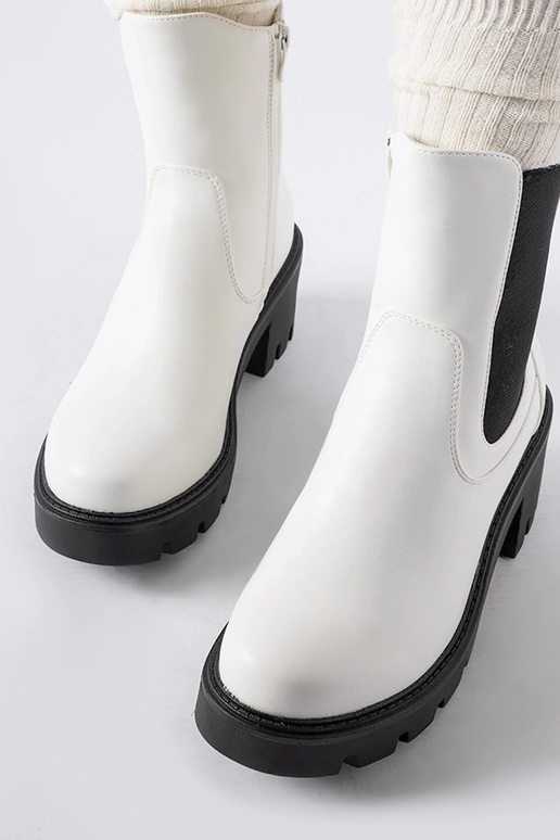 Weiße isolierte Stiefel auf...