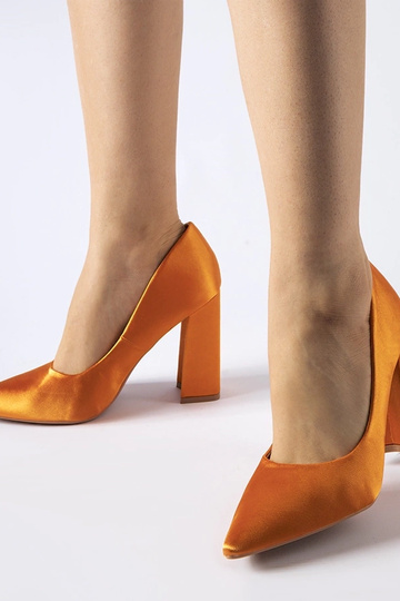 Orangefarbene Pumps aus Satin von Gonzalez