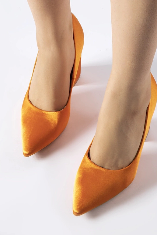 Orangefarbene Pumps aus Satin von...