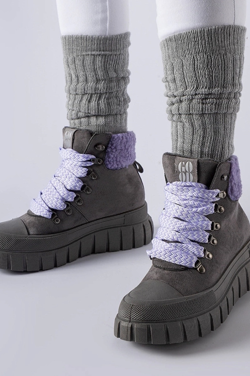Graue Stiefeletten mit lila Akzenten...