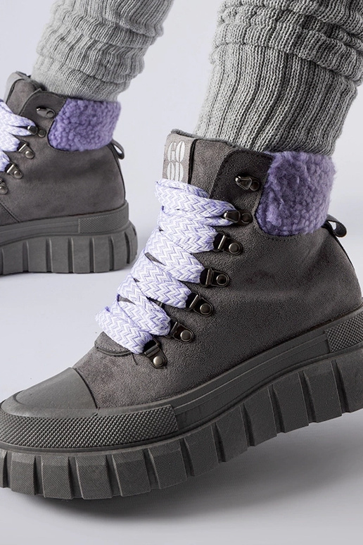 Graue Stiefeletten mit lila Akzenten...