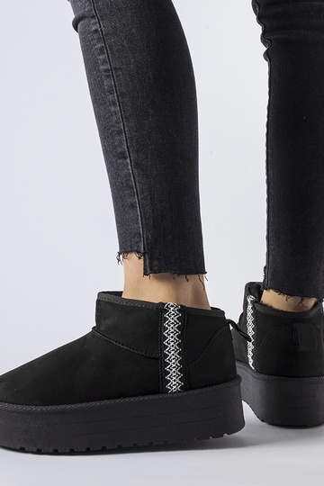 Schwarze Schneestiefel auf... 2