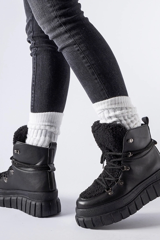 Schwarze Stiefeletten auf massivem...