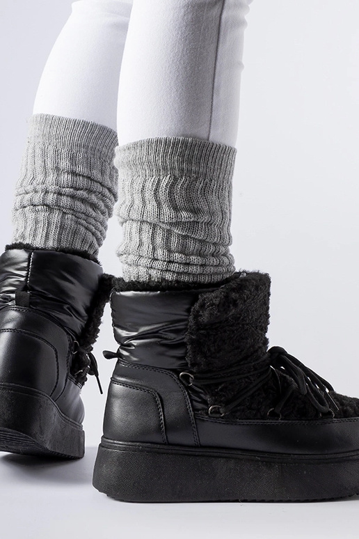 Schwarze Schneestiefel auf massivem...