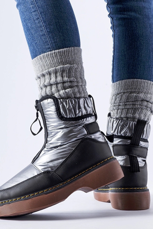 Graue isolierte Schneestiefel mit...