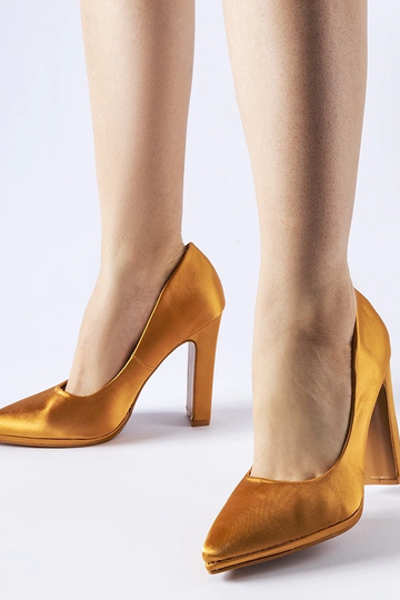 Braune Satinpumps mit...