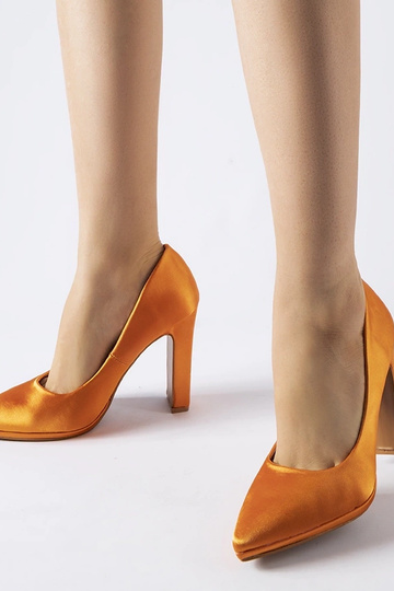 Rivers – Orange Satin-Pumps mit Blockabsatz