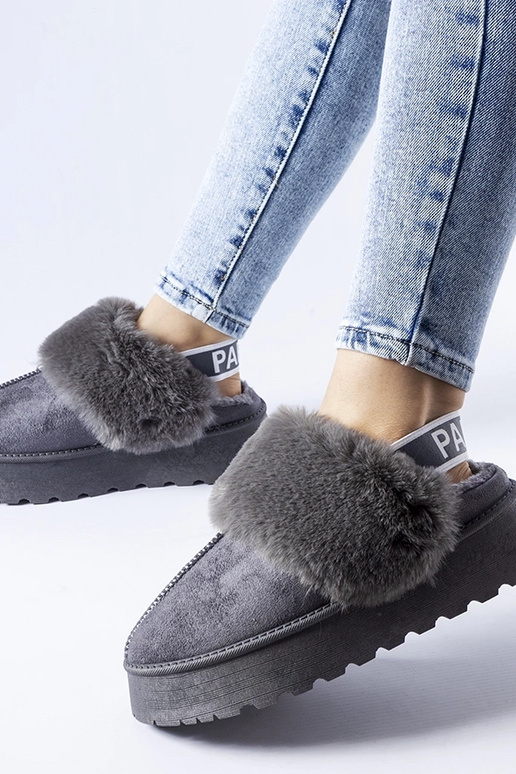 Graue isolierte Hausschuhe mit...